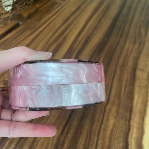 RARE NEW Bari Lynn Mother of Pearl clutch W/ gold chain strap & magnetic closure - Picture 7 of 11